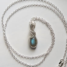 Charger l&#39;image dans la galerie, Blue Flash Labradorite &amp; Sterling Silver Wrapped Mini Pendant
