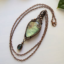 Charger l&#39;image dans la galerie, Labradorite With Labradorite Charm Copper Wrapped Pendant
