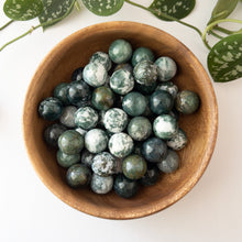 Charger l&#39;image dans la galerie, Moss Agate Mini Sphere
