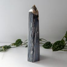 Charger l&#39;image dans la galerie, XL Black Flower Agate Tower
