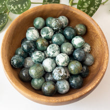 Charger l&#39;image dans la galerie, Moss Agate Mini Sphere
