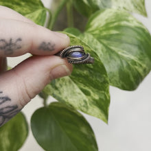 Charger et lire la vidéo dans la visionneuse de la Galerie, Dark Blue Labradorite &amp; Copper Wrapped Ring US Size 10
