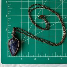 Charger l&#39;image dans la galerie, Sodalite Antiqued Copper Wrapped Pendant With Chain
