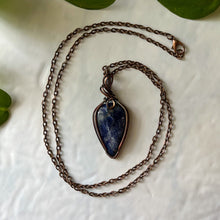 Charger l&#39;image dans la galerie, Sodalite Antiqued Copper Wrapped Pendant With Chain
