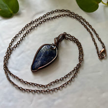 Charger l&#39;image dans la galerie, Sodalite Antiqued Copper Wrapped Pendant With Chain
