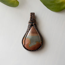 Charger l&#39;image dans la galerie, Polychrome Jasper Copper Woven Pendant
