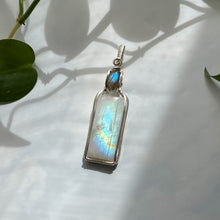 Charger l&#39;image dans la galerie, Moonstone &amp; Labradorite Sterling Silver Wrapped Pendant
